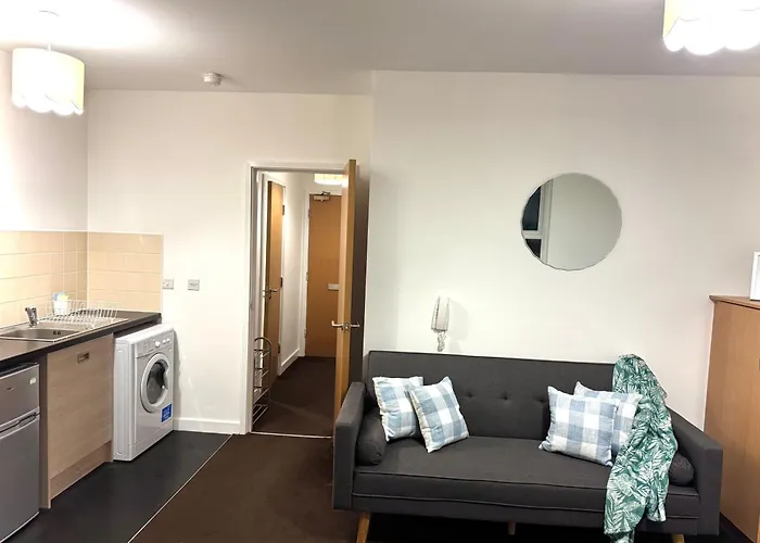 Chic Trafford Apartment, Private Underground Parking, Fast Wi-fi, Self Check-in Anytime, 5 Mins To Old Trafford Stadium Apartament