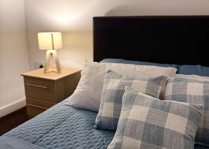 아파트 Chic Trafford Apartment, Private Underground Parking, Fast Wi-fi, Self Check-in Anytime, 5 Mins To Old Trafford Stadium