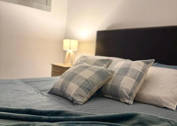 Chic Trafford Apartment, Private Underground Parking, Fast Wi-fi, Self Check-in Anytime, 5 Mins To Old Trafford Stadium *