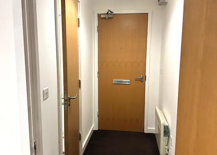 Chic Trafford Apartment, Private Underground Parking, Fast Wi-fi, Self Check-in Anytime, 5 Mins To Old Trafford Stadium דירה