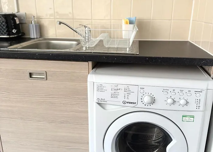 Apartamento Chic Trafford Apartment, Private Underground Parking, Fast Wi-fi, Self Check-in Anytime, 5 Mins To Old Trafford Stadium *