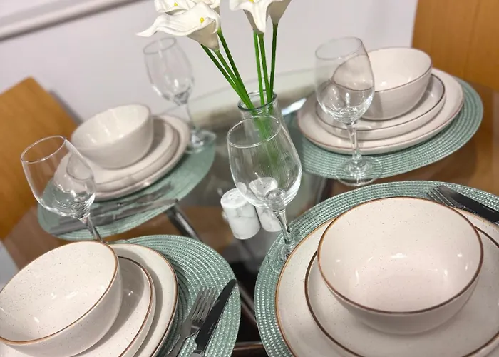 Chic Trafford Apartment, Private Underground Parking, Fast Wi-fi, Self Check-in Anytime, 5 Mins To Old Trafford Stadium Mánchester