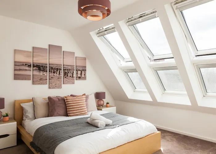 Luxury Sleeps 9 With Hot Tub & Pool Apartment