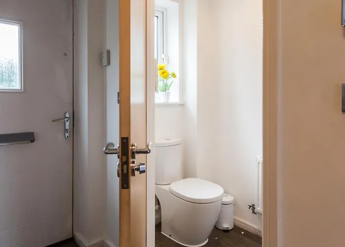 Luxury Sleeps 9 With Hot Tub & Pool Manchester