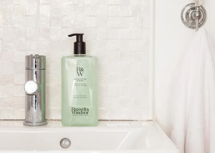 Luxury Sleeps 9 With Hot Tub & Pool