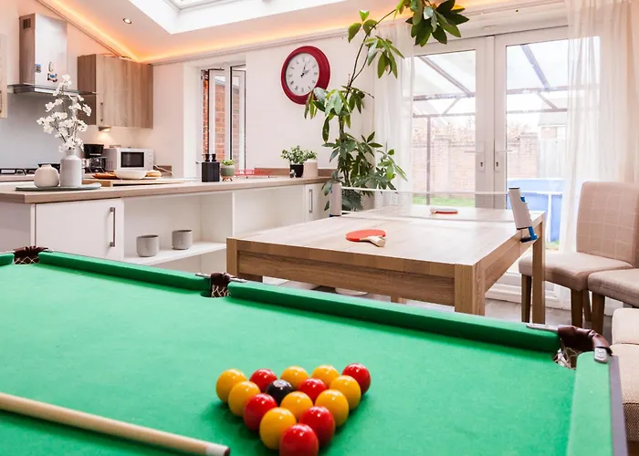 Luxury Sleeps 9 With Hot Tub & Pool 아파트