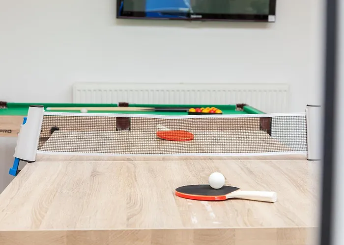 Luxury Sleeps 9 With Hot Tub & Pool Manchester