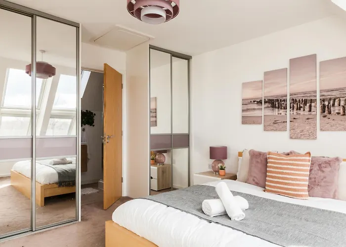 Luxury Sleeps 9 With Hot Tub & Pool Apartment Manchester