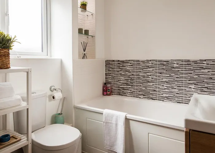 Luxury Sleeps 9 With Hot Tub & Pool