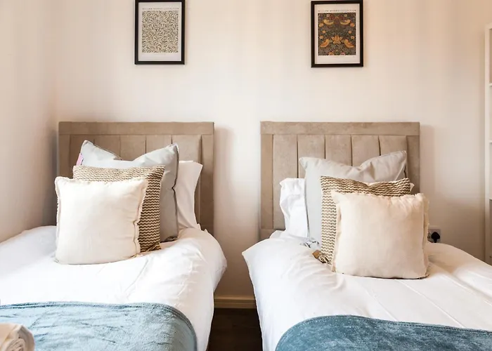 Luxury Sleeps 9 With Hot Tub & Pool Apartment *