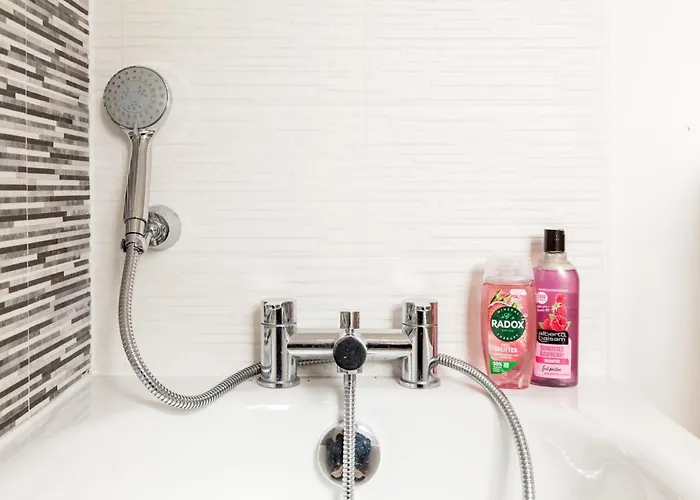 Luxury Sleeps 9 With Hot Tub & Pool * 맨체스터