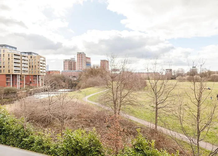 Luxury Sleeps 9 With Hot Tub & Pool Apartment Manchester