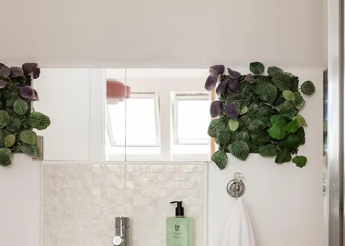 Luxury Sleeps 9 With Hot Tub & Pool