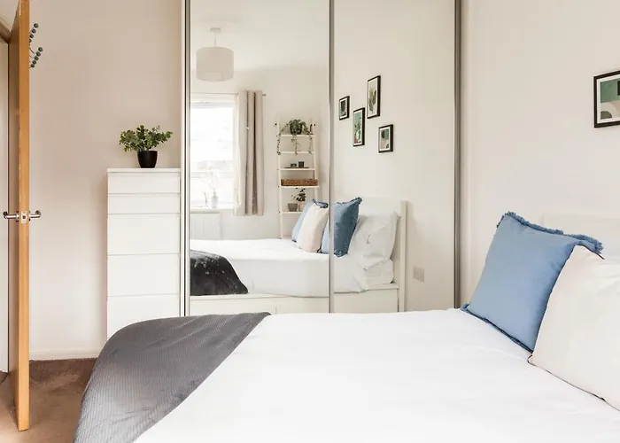 Apartment Luxury Sleeps 9 With Hot Tub & Pool