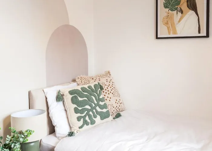 Luxury Sleeps 9 With Hot Tub & Pool *