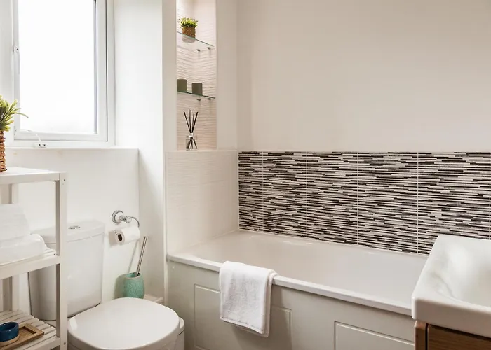 Luxury Sleeps 9 With Hot Tub & Pool *