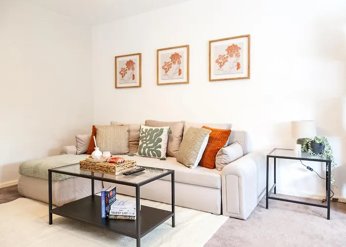 Luxury Sleeps 9 With Hot Tub & Pool Apartment Manchester