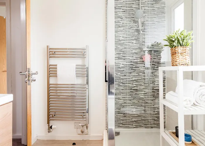 Apartment Luxury Sleeps 9 With Hot Tub & Pool Manchester