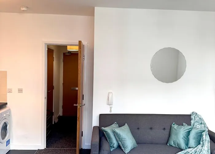 The Trafford Luxe , Garage Parking, Self Check-in Anytime - Perfect For Late Arrivals, Ultra- Fast Wi-fi, 5 Mins To Old Trafford Stadium