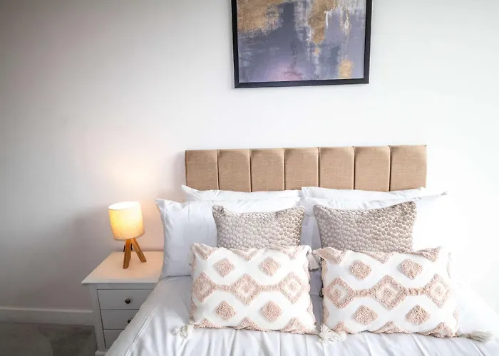 Modern And Sleek 2 Bed Flat In *