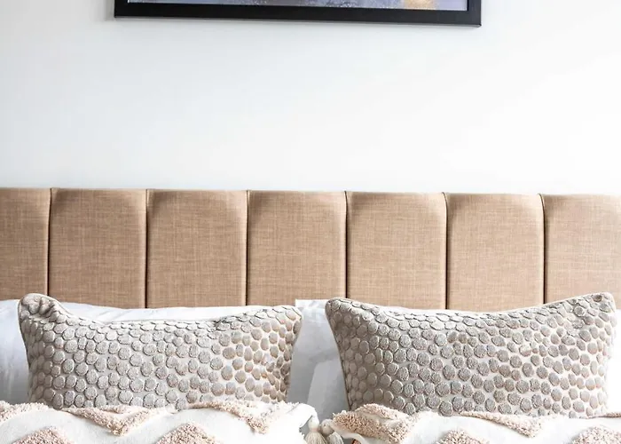 Modern And Sleek 2 Bed Flat In Appartement *