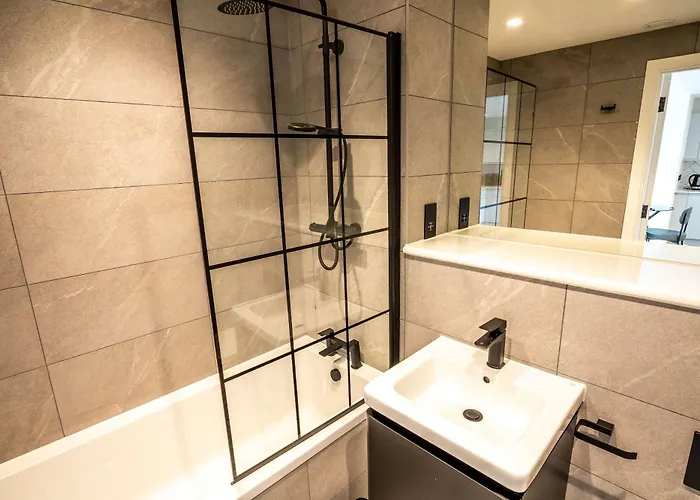 Modern And Sleek 2 Bed Flat In 아파트 *