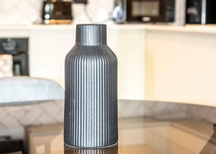 Modern And Sleek 2 Bed Flat In *