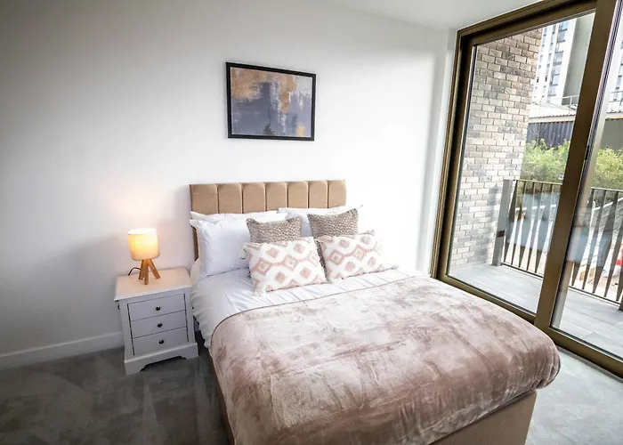 아파트 Modern And Sleek 2 Bed Flat In *