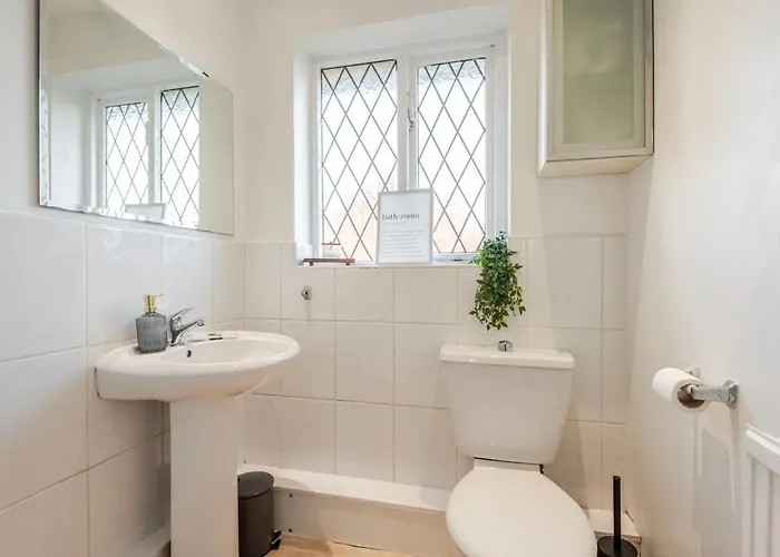 Entire With Free Parking Near Old Trafford, Media & Centre