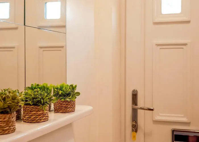 Entire With Free Parking Near Old Trafford, Media & Centre *