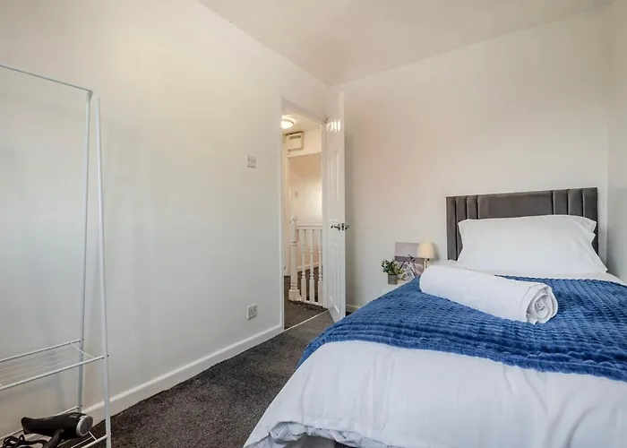 Entire With Free Parking Near Old Trafford, Media & Centre