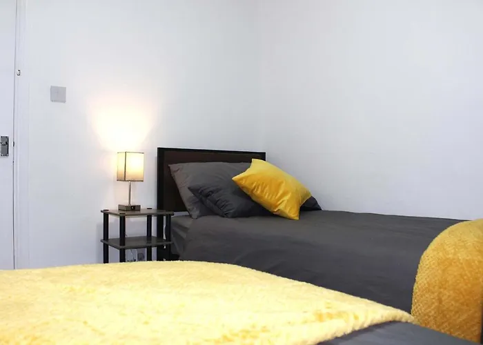 Apartament 2 Min Walk Etihad Stadium & Coop Arena - 3br, Free Parking