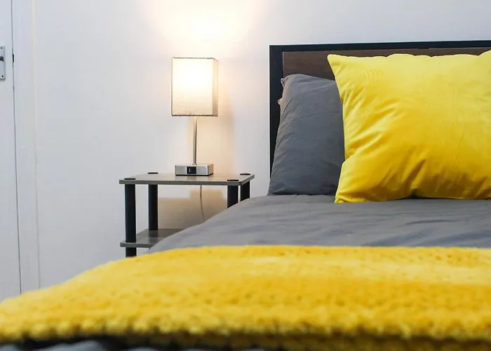 Apartament 2 Min Walk Etihad Stadium & Coop Arena - 3br, Free Parking