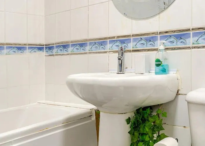 2 Min Walk Etihad Stadium & Coop Arena - 3br, Free Parking *