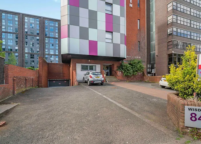 Old Trafford With Free Parking *