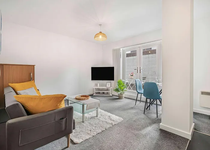 Old Trafford With Free Parking *