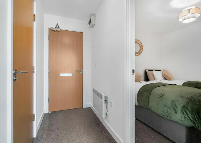 Old Trafford With Free Parking * Манчестер