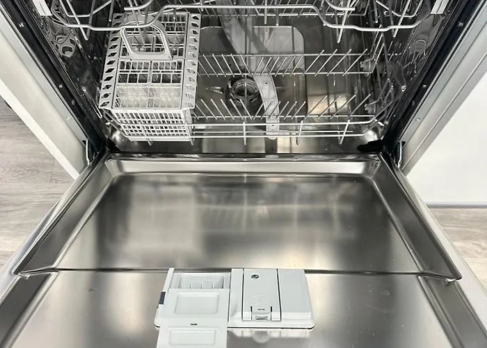 1 Bedroom Flat - Short Lets & Serviced Accommodation Manchester With Free Super-Fast Wifi & Parking - Sleeps 4 * Manchester