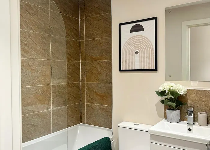 1 Bedroom Flat - Short Lets & Serviced Accommodation Manchester With Free Super-Fast Wifi & Parking - Sleeps 4