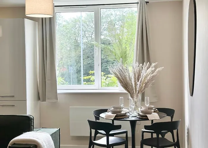 1 Bedroom Flat - Short Lets & Serviced Accommodation Manchester With Free Super-Fast Wifi & Parking - Sleeps 4 Apartment Manchester