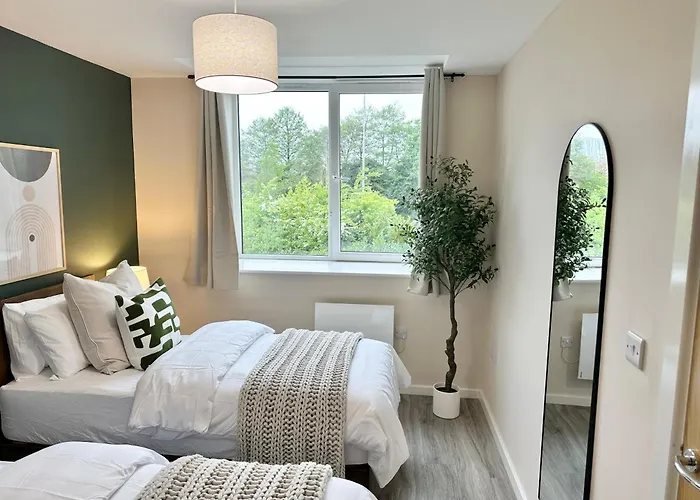 1 Bedroom Flat - Short Lets & Serviced Accommodation Manchester With Free Super-Fast Wifi & Parking - Sleeps 4 아파트