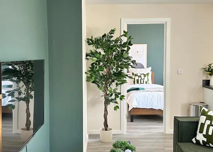 1 Bedroom Flat - Short Lets & Serviced Accommodation Manchester With Free Super-Fast Wifi & Parking - Sleeps 4 Apartment Manchester