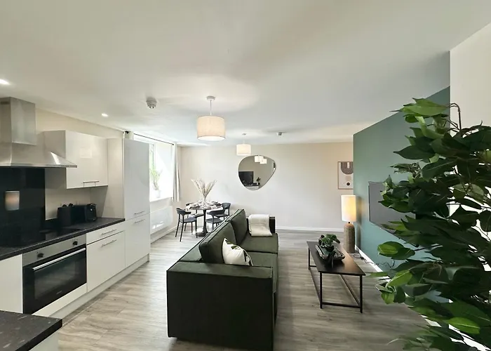 1 Bedroom Flat - Short Lets & Serviced Accommodation Manchester With Free Super-Fast Wifi & Parking - Sleeps 4 *