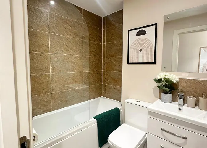 1 Bedroom Flat - Short Lets & Serviced Accommodation Manchester With Free Super-Fast Wifi & Parking - Sleeps 4 Apartment