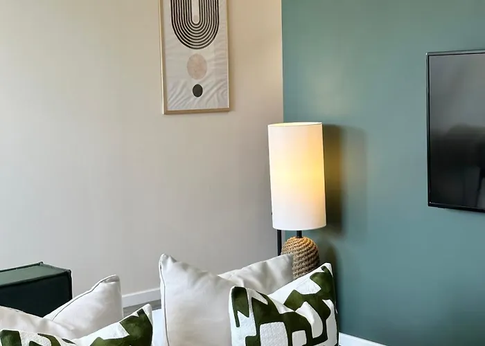 1 Bedroom Flat - Short Lets & Serviced Accommodation Manchester With Free Super-Fast Wifi & Parking - Sleeps 4 아파트 *