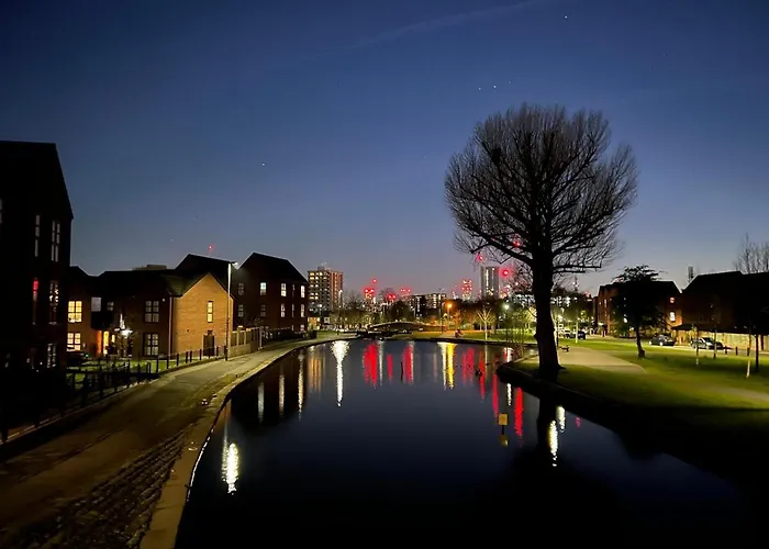 Chic Mill With Canal Views Appartamento Manchester