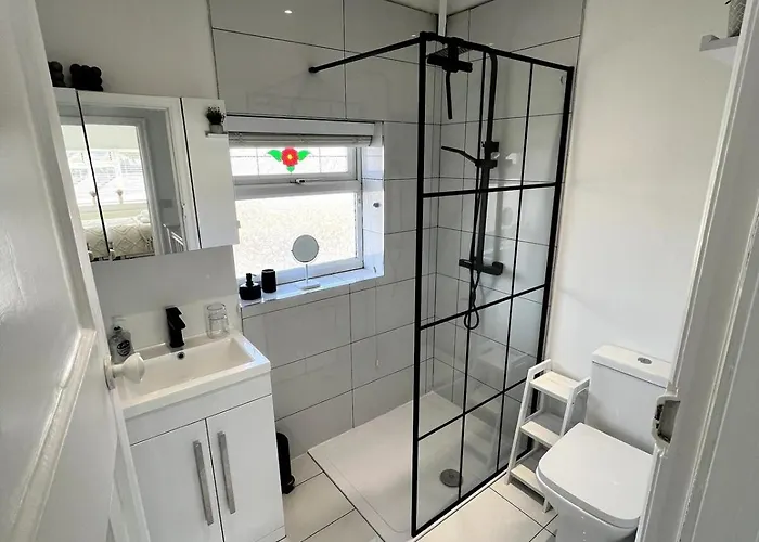 Dom wakacyjny Spacious, Cosy & Stylish 3 Bed In Salford, Near Trafford Park - Free Parking