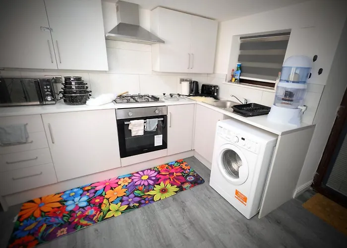 The Ruby Haven, Didsbury - 15mins To Airport - Opp The Christie's Nhs - Sleeps 5 * Manchester