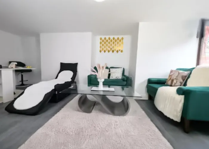 The Ruby Haven, Didsbury - 15mins To Airport - Opp The Christie's Nhs - Sleeps 5 Daire