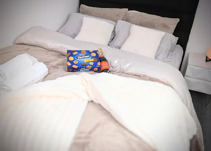 Daire The Ruby Haven, Didsbury - 15mins To Airport - Opp The Christie's Nhs - Sleeps 5 *